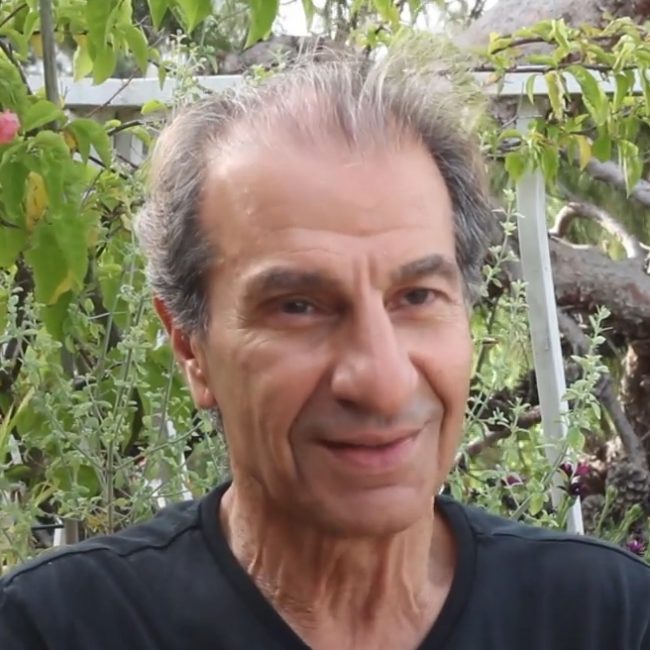 ששון גבאי מתרגל מדיטציה טרנסנדנטלית